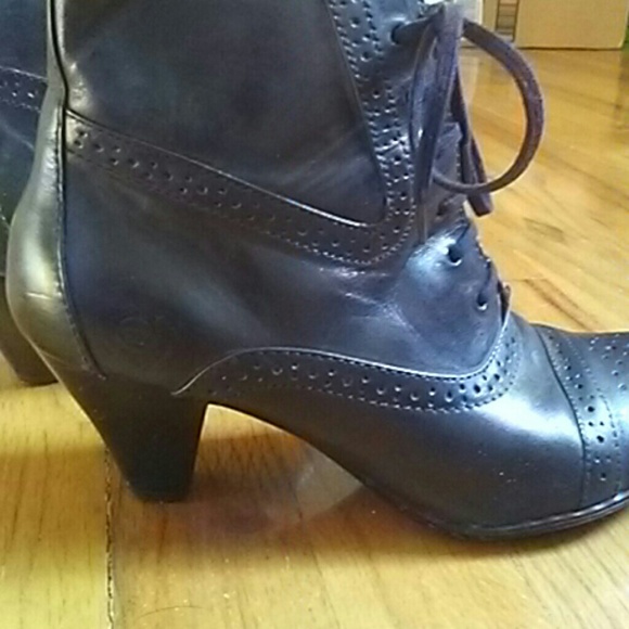 Sophisticated Born wingtip boots! - Picture 3 of 7